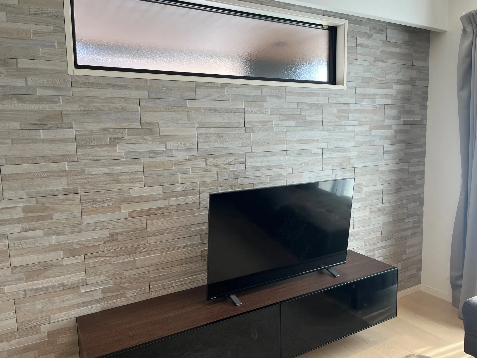 佐賀県 伊万里市 アクセント タイル テレビボード背面